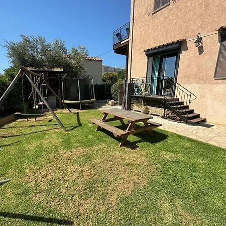 Rez De Avec Jardin A 6 Min Des Plages 아파트 *